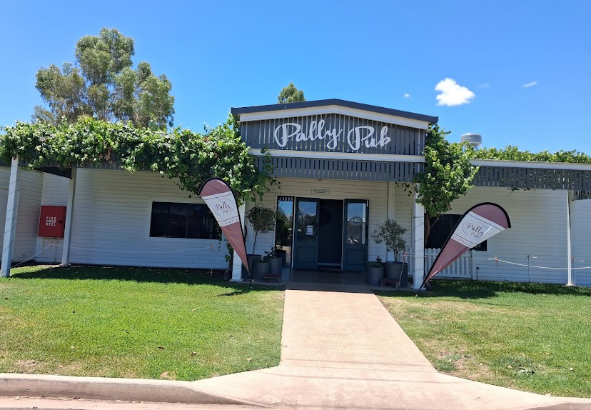 Pally Pub - Caravan Park