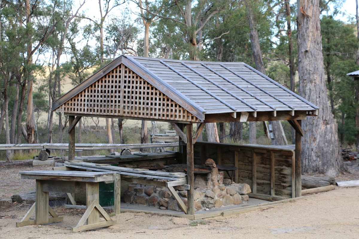 Gum Leaves Caravan Park