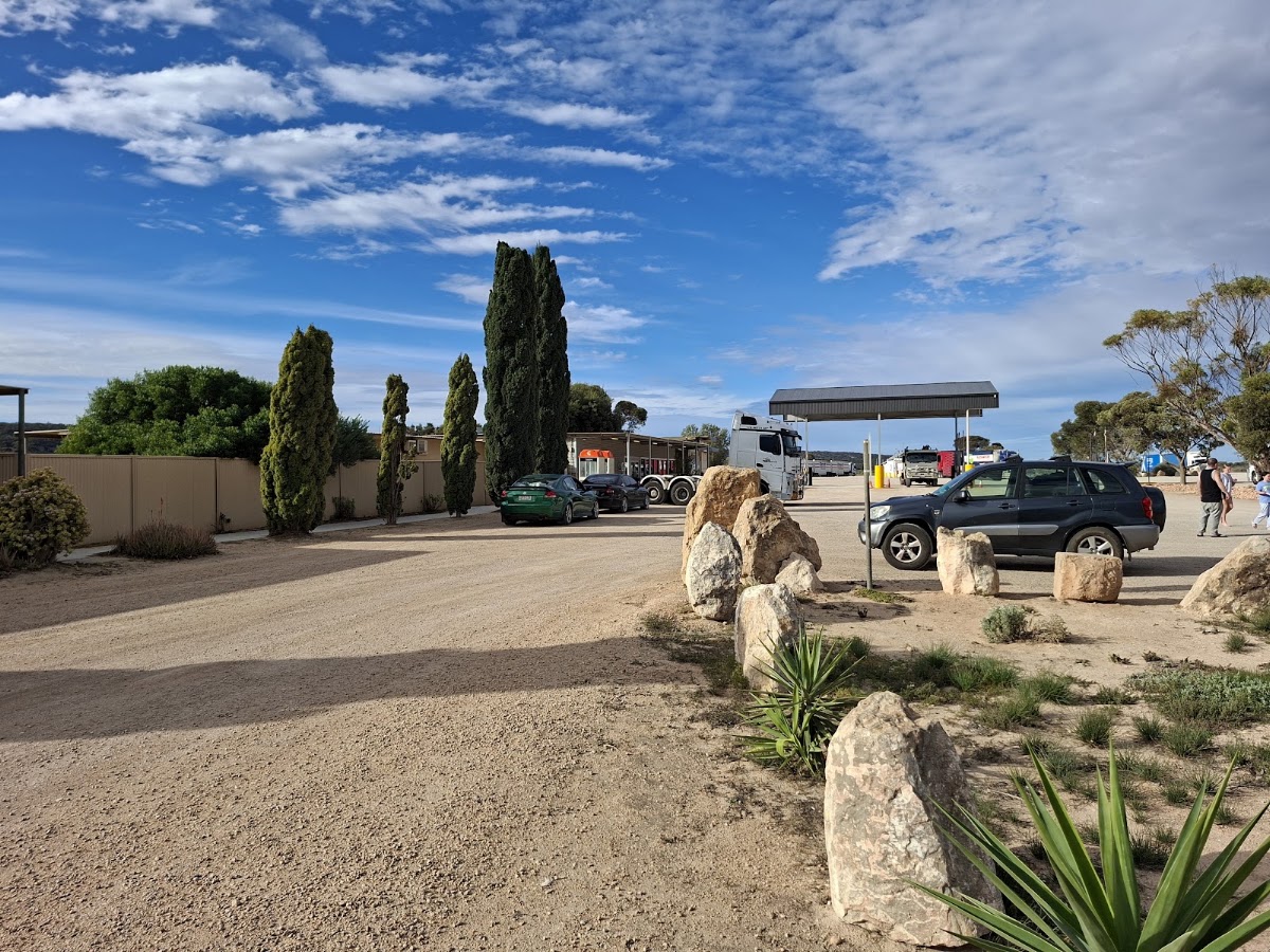Mundrabilla Motel Caravan Park